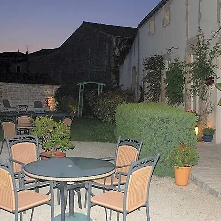 Hotel Du Donjon Aulnay (Charente-Maritime)